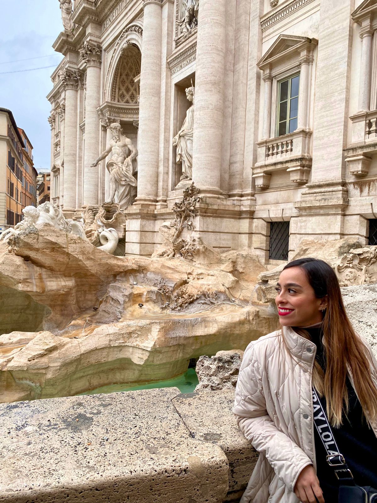 Daniela Zamora en la Fontana di Trevi - Agente de Viajes Certificada