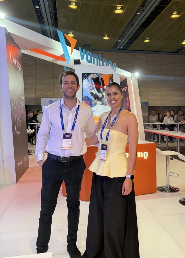 Nico y Juli trabajando · Vantage Markets