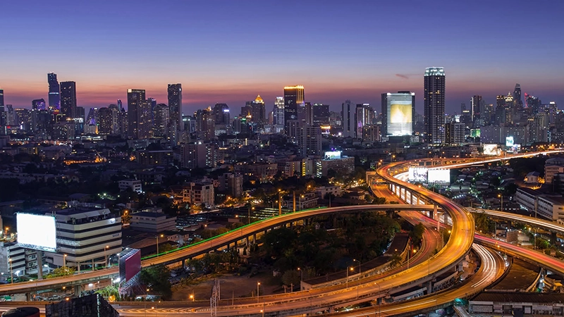 Skyline urbano al anochecer con vialidades iluminadas