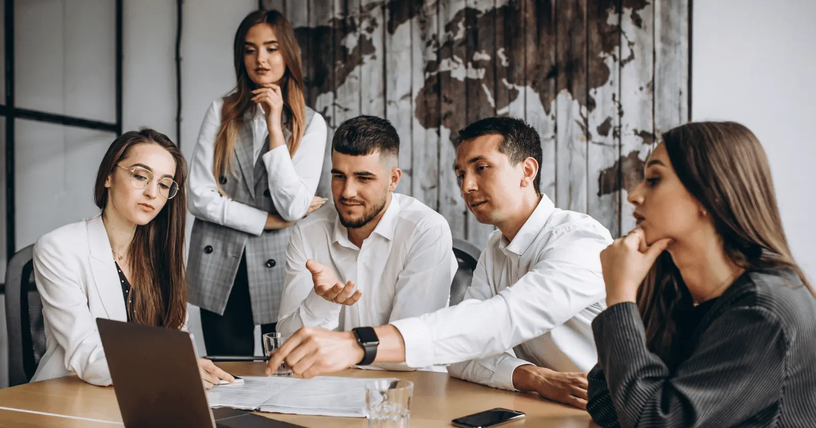 Equipo comercial de una desarrolladora en junta de trabajo