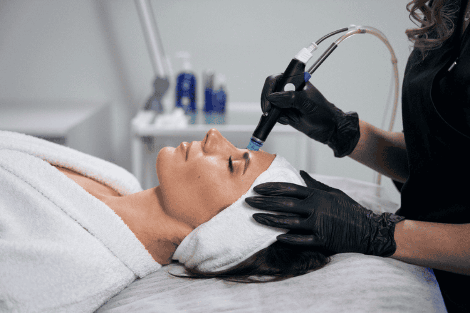 Hydrafacial Behandlung im Kosmetikstudio Skindesa