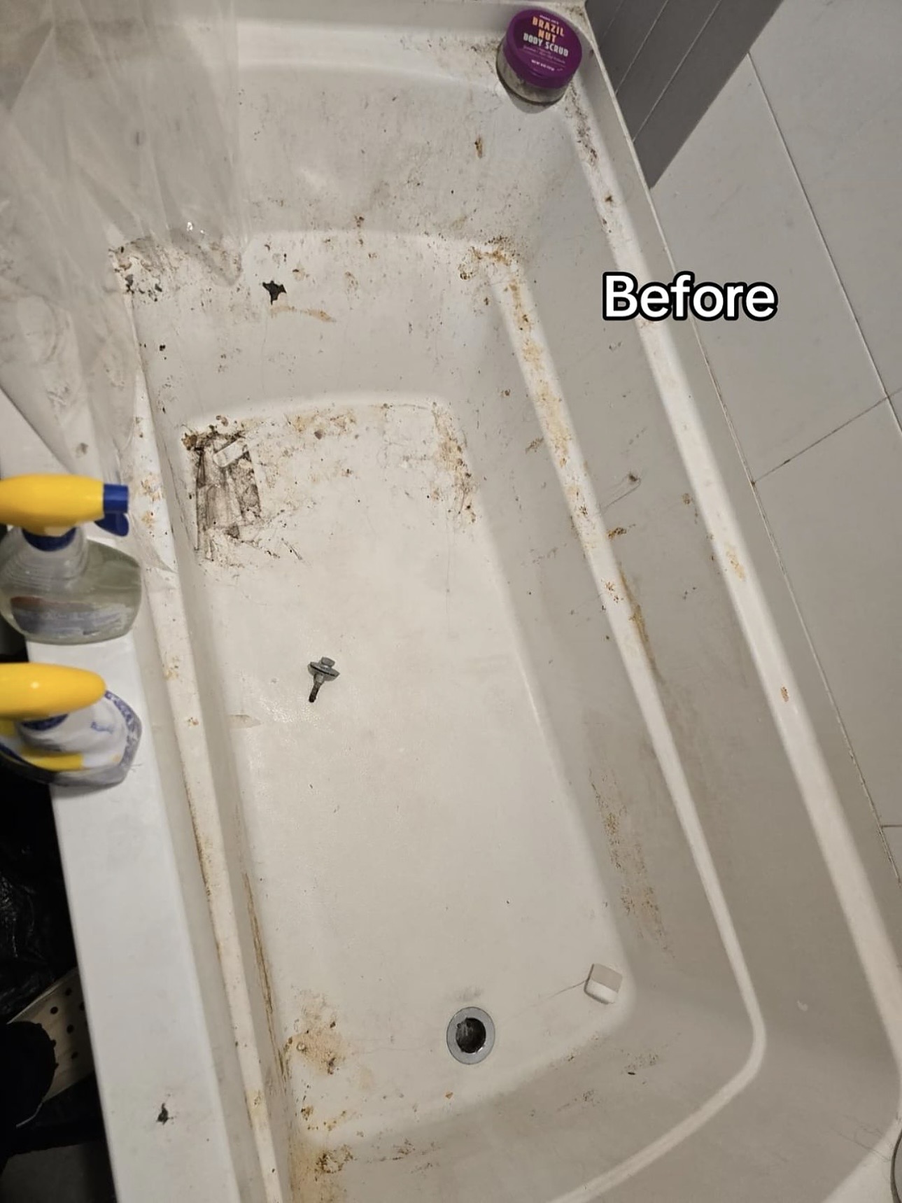 The same bathtub before the deep clean