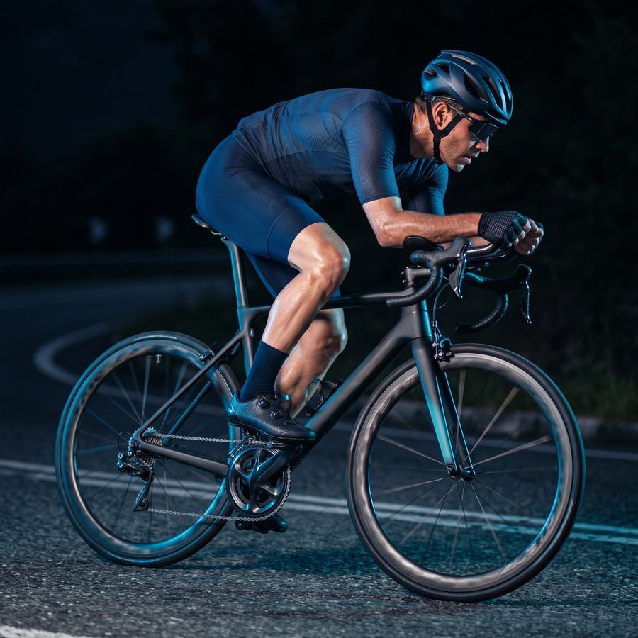 Ciclista en carretera