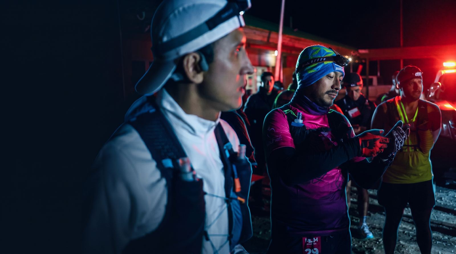 Corredores preparándose de noche en una carrera de ultradistancia
