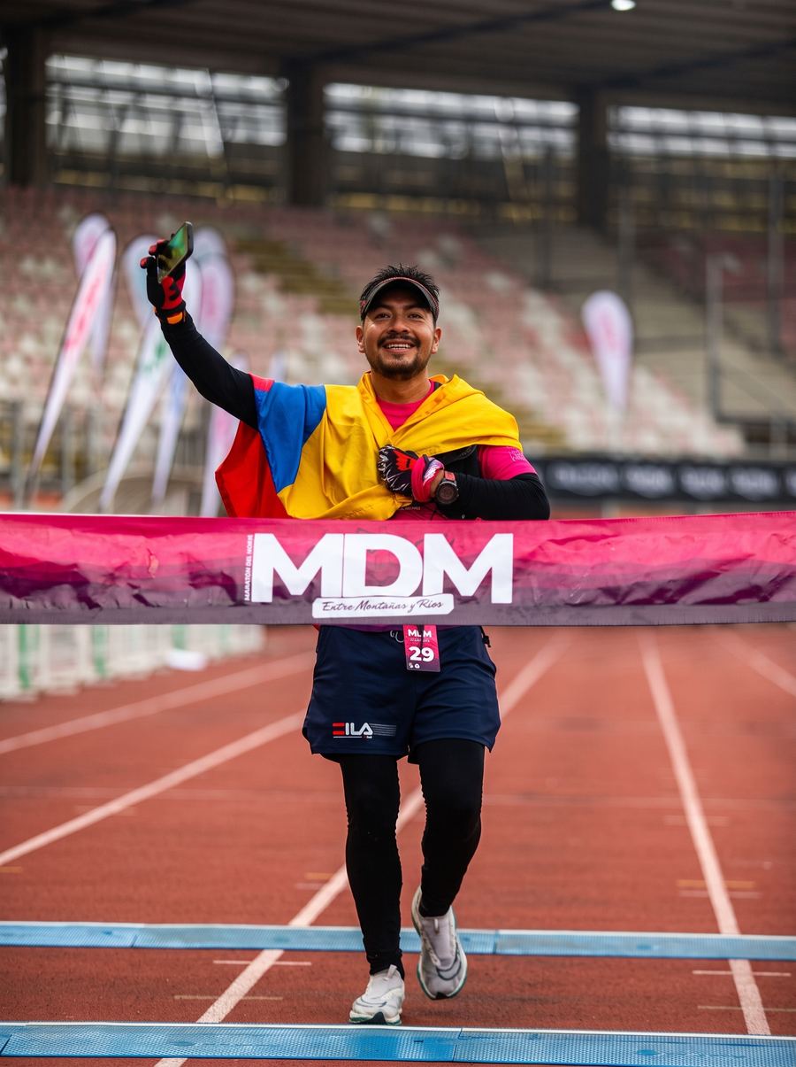 Martinico cruzando la meta de una ultramaratón
