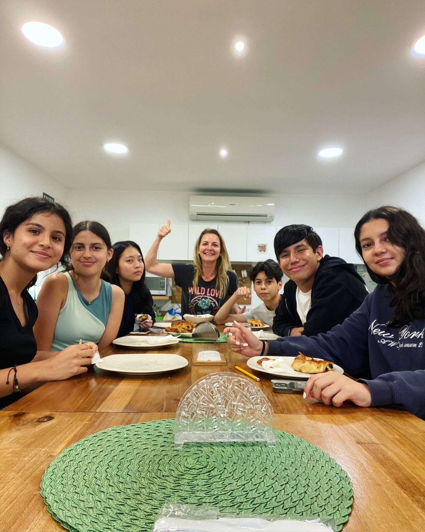 Niños aprendiendo alemán en un taller