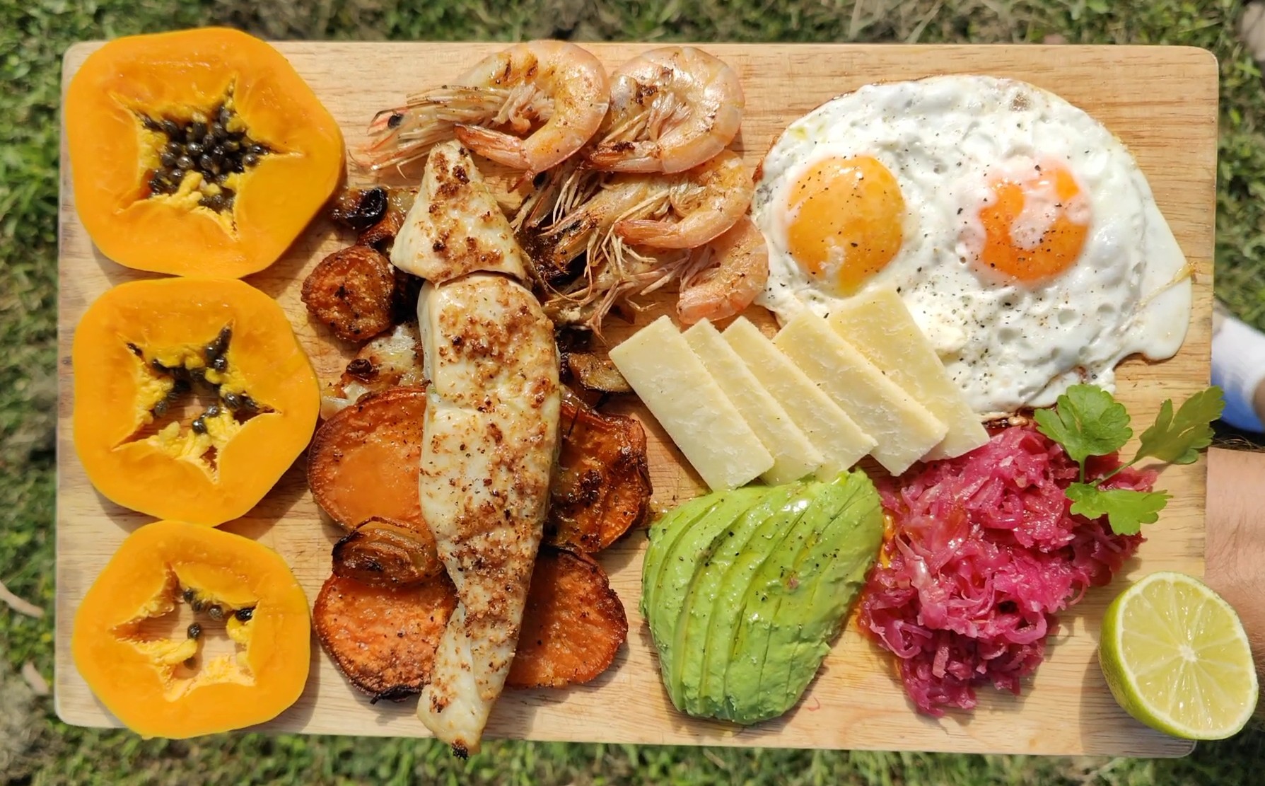 Comida real servida en tabla