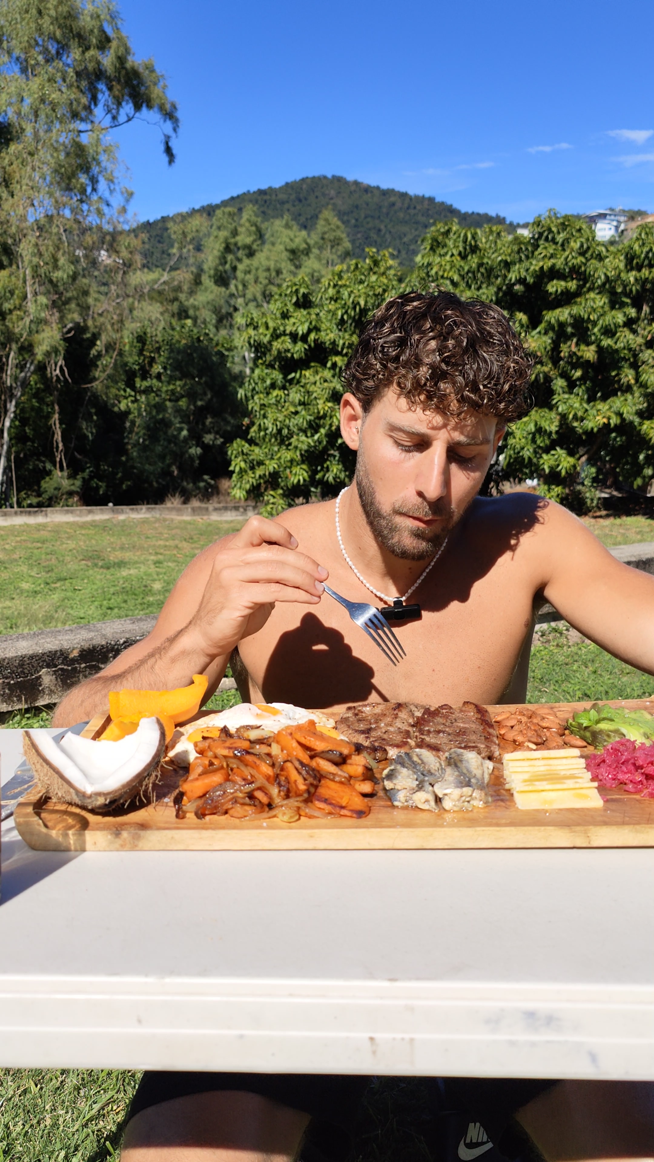 Gabriel con comida real