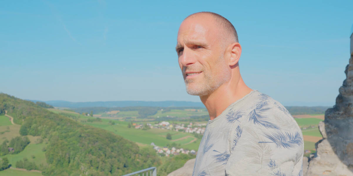Walter Rauber in seiner Praxis in Lausen BL