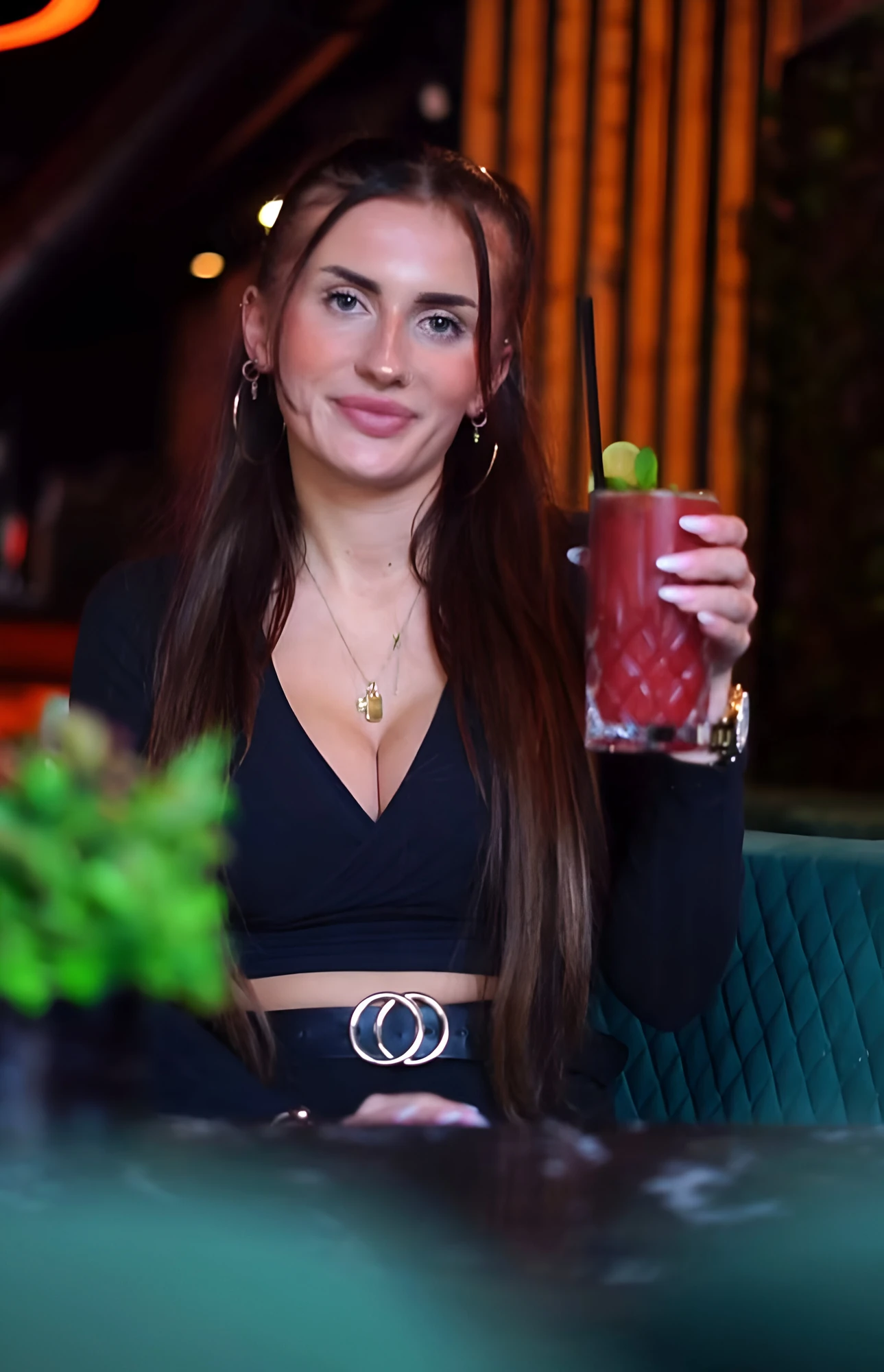 Monami Hannover Langenhagen - Shisha und Drinks- Special Drink - Nadine unser Social Media Model mit einem Drink in der Hand