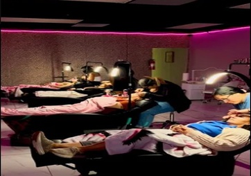 Students training in a Glitz Glamourr lash class