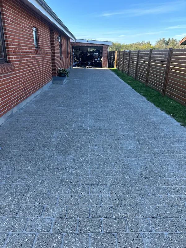 Før og efter billede af en professionel rensning af indkørsel. efter