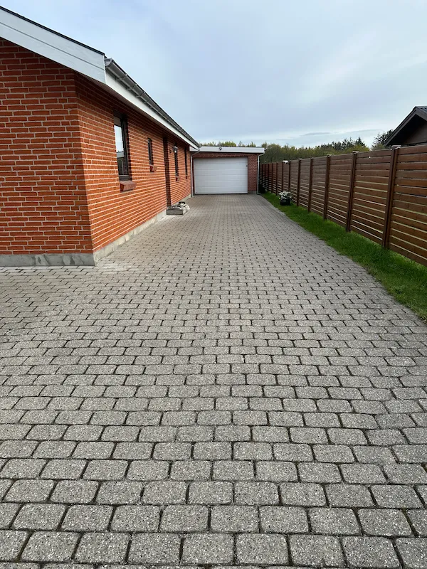 Før og efter billede af en professionel rensning af indkørsel. før