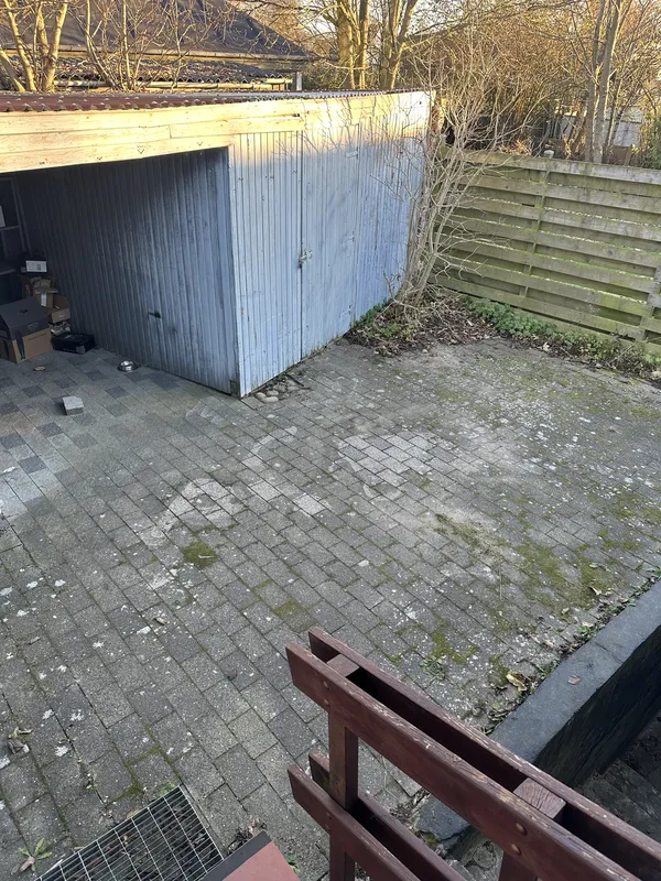 Før og efter billede af fliserens på et gangareal. før