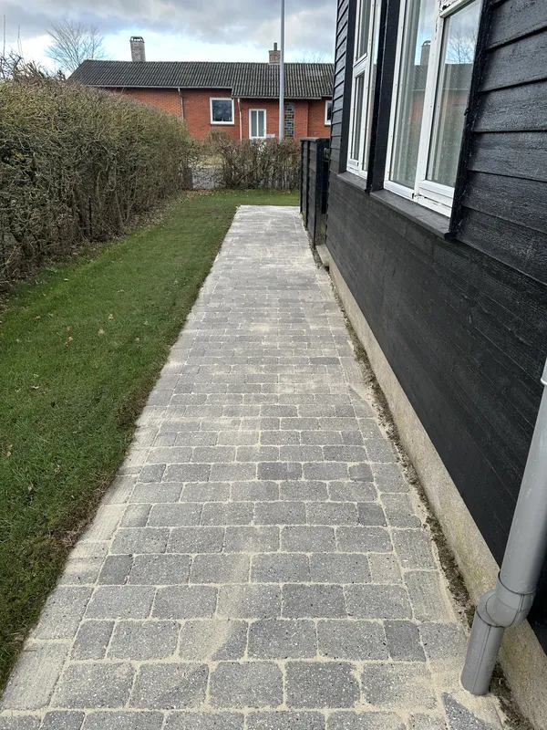 Før og efter billede af skånsom fliserens. efter