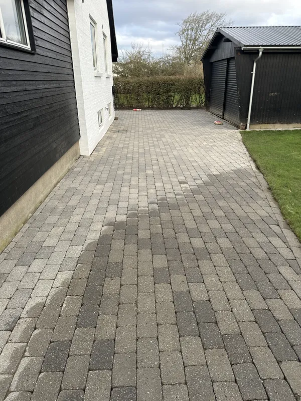 Før og efter billede af rensede fliser. efter