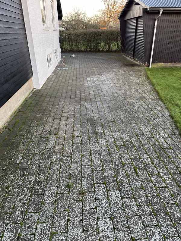 Før og efter billede af rensede fliser. før