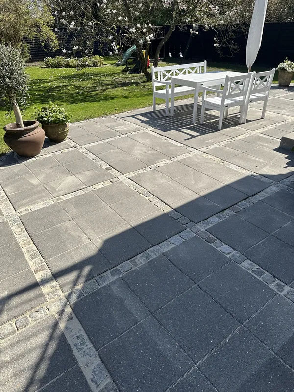 Før og efter billede af renset fliseterrasse. efter