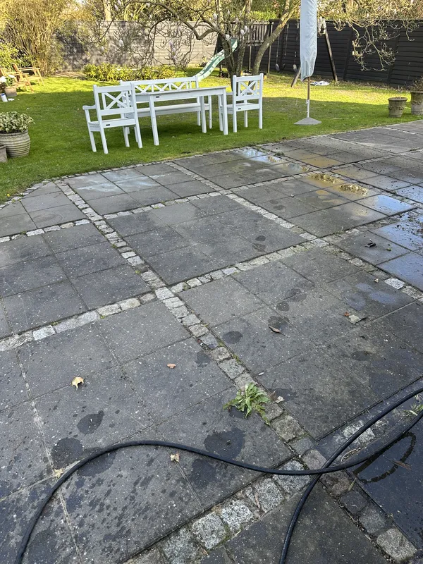 Før og efter billede af renset fliseterrasse. før