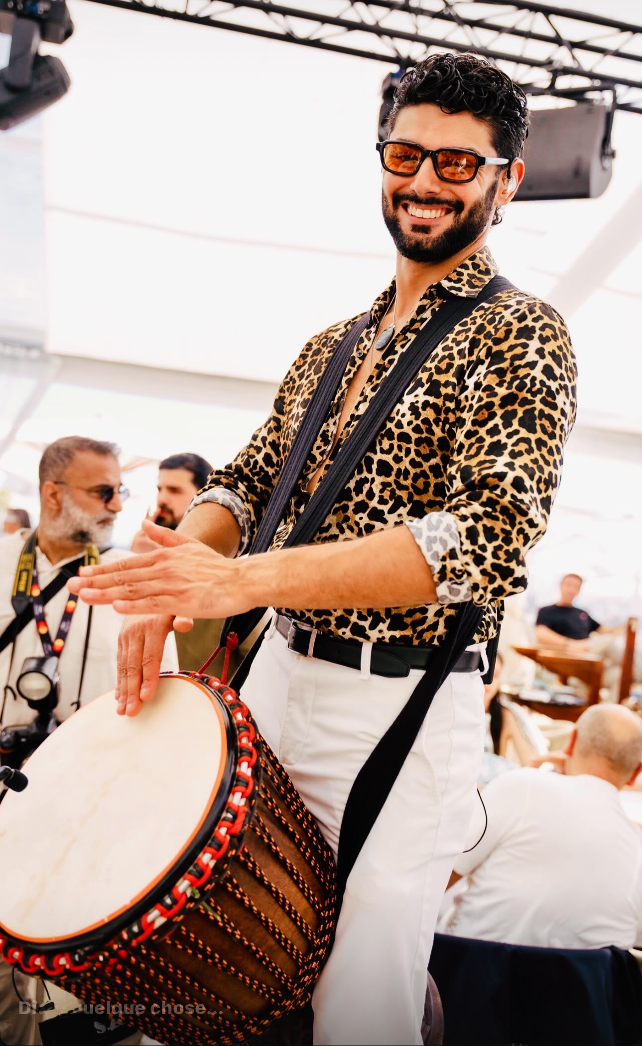 Noa Percu en prestation, chemise léopard, La Môme Plage