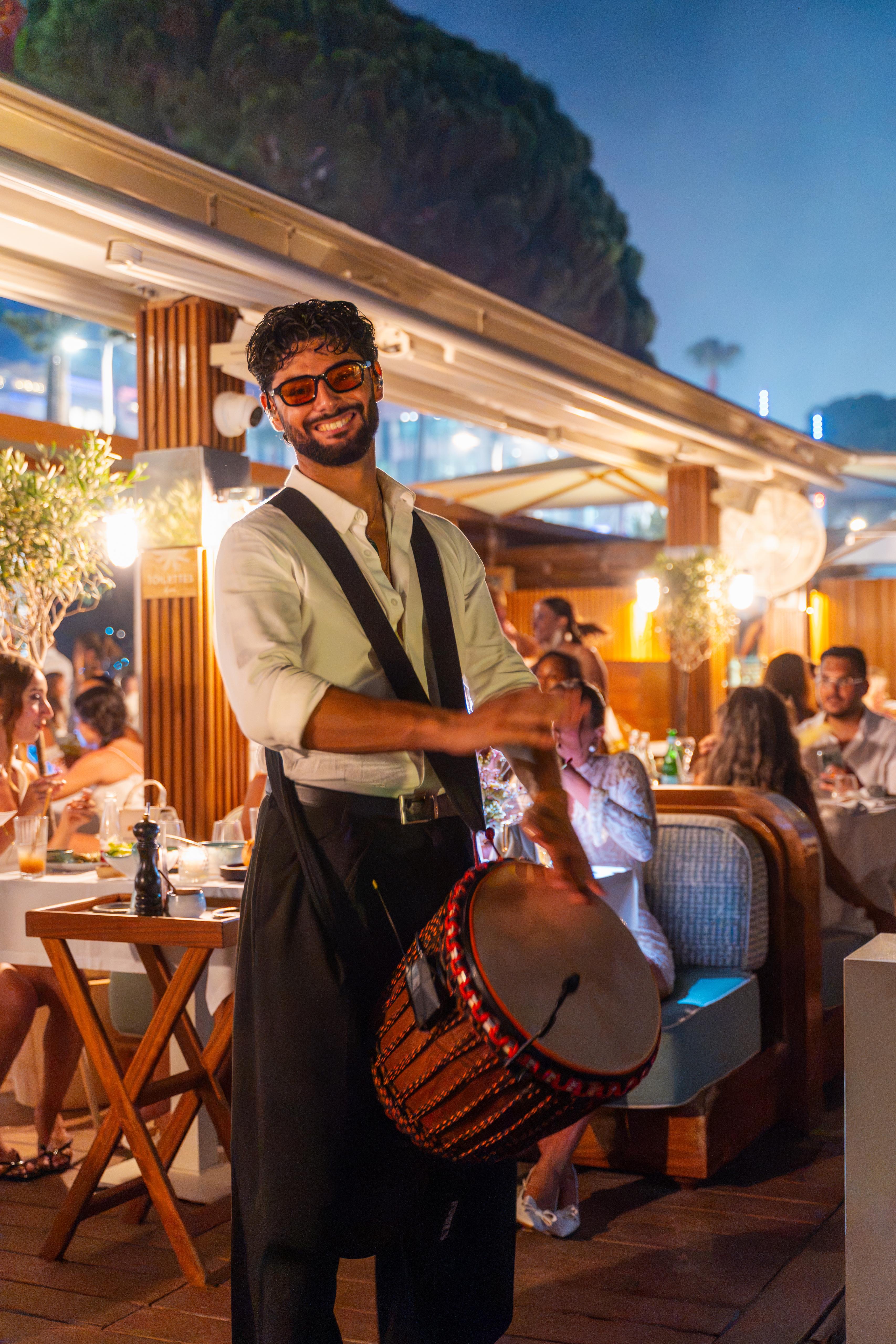 Noa Percu au djembé, terrasse en soirée