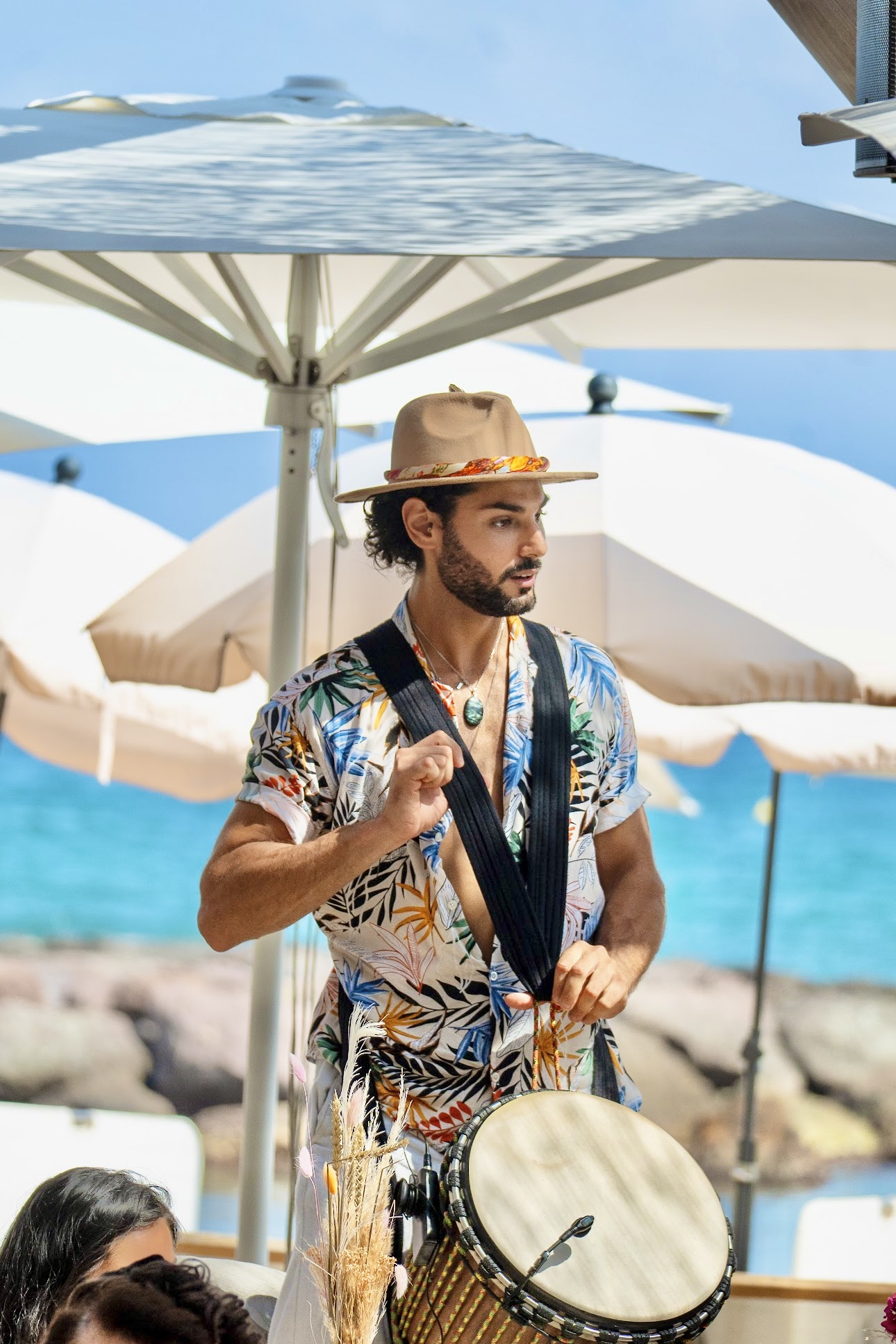 Noa Percu aux percussions, ambiance plage