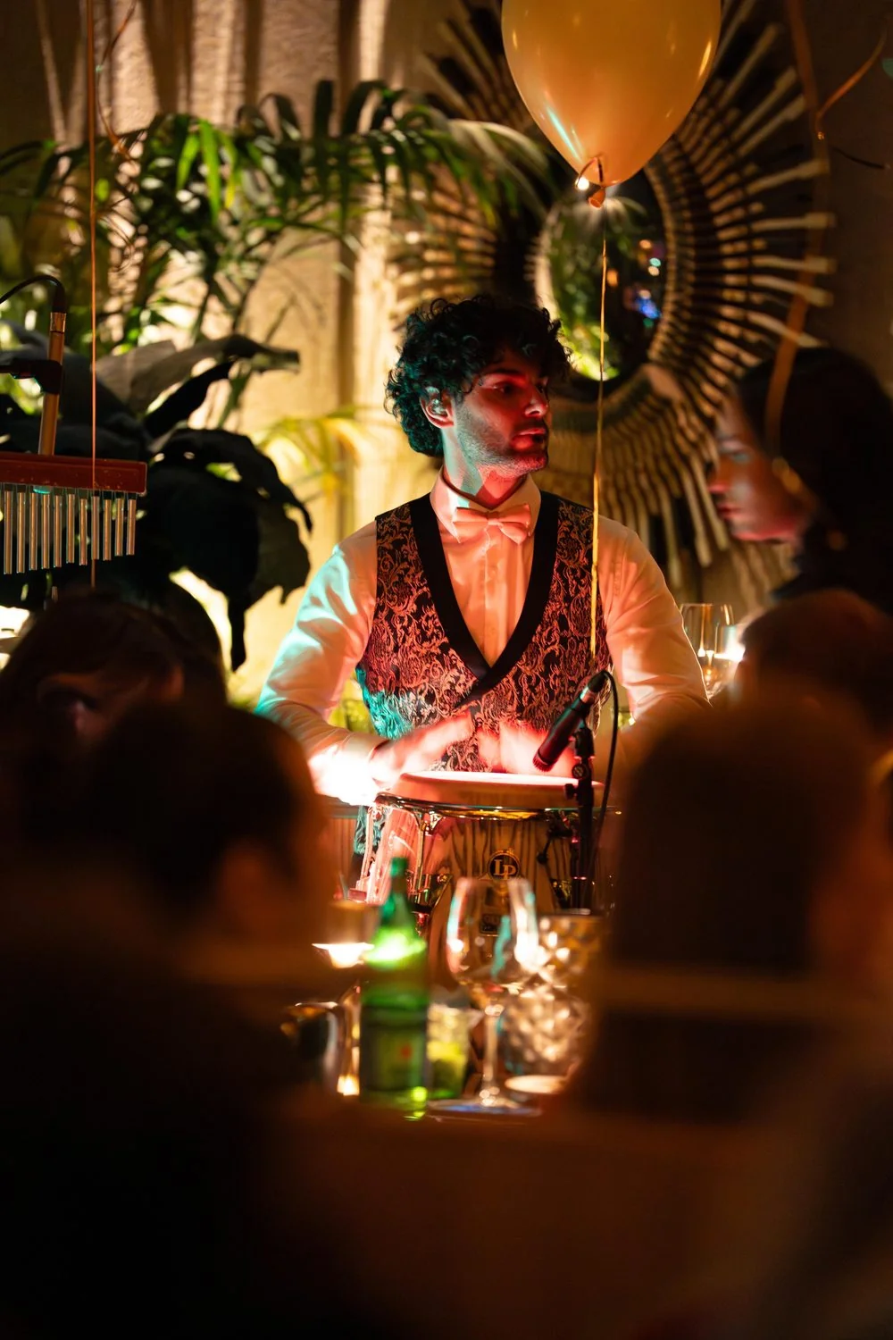 Noa Percu aux percussions, ambiance salon