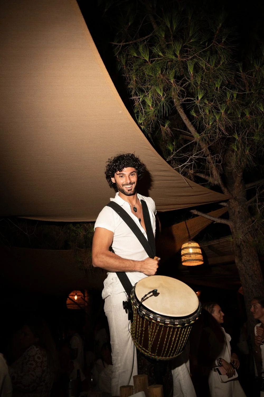 Noa Percu au djembé, ambiance nocturne