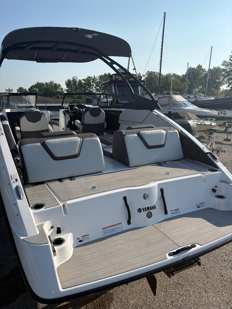 Splash & Dash detailing image 3