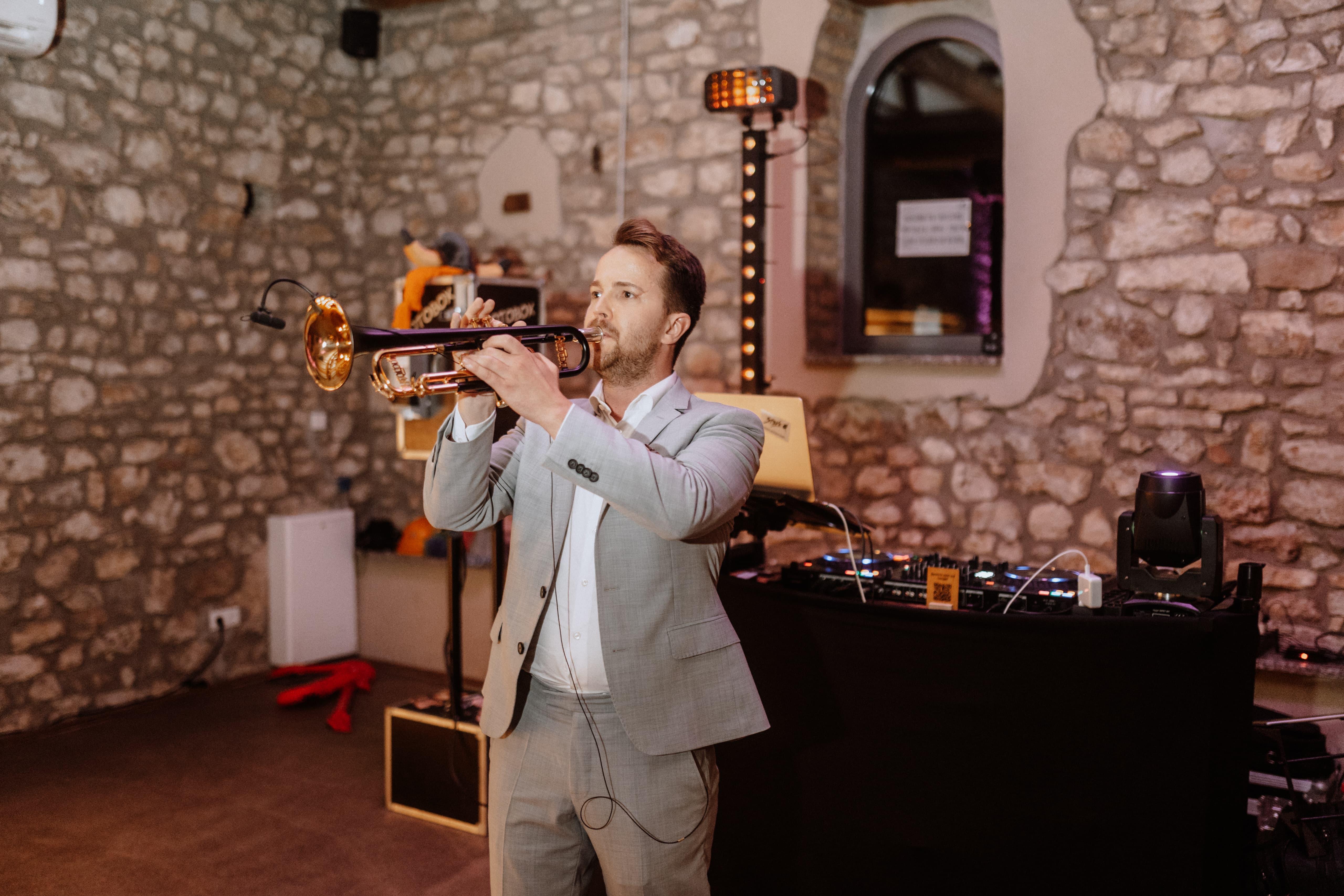 Hochzeits-DJ Steffen Vocke beim Trompete spielen auf einer Hochzeit