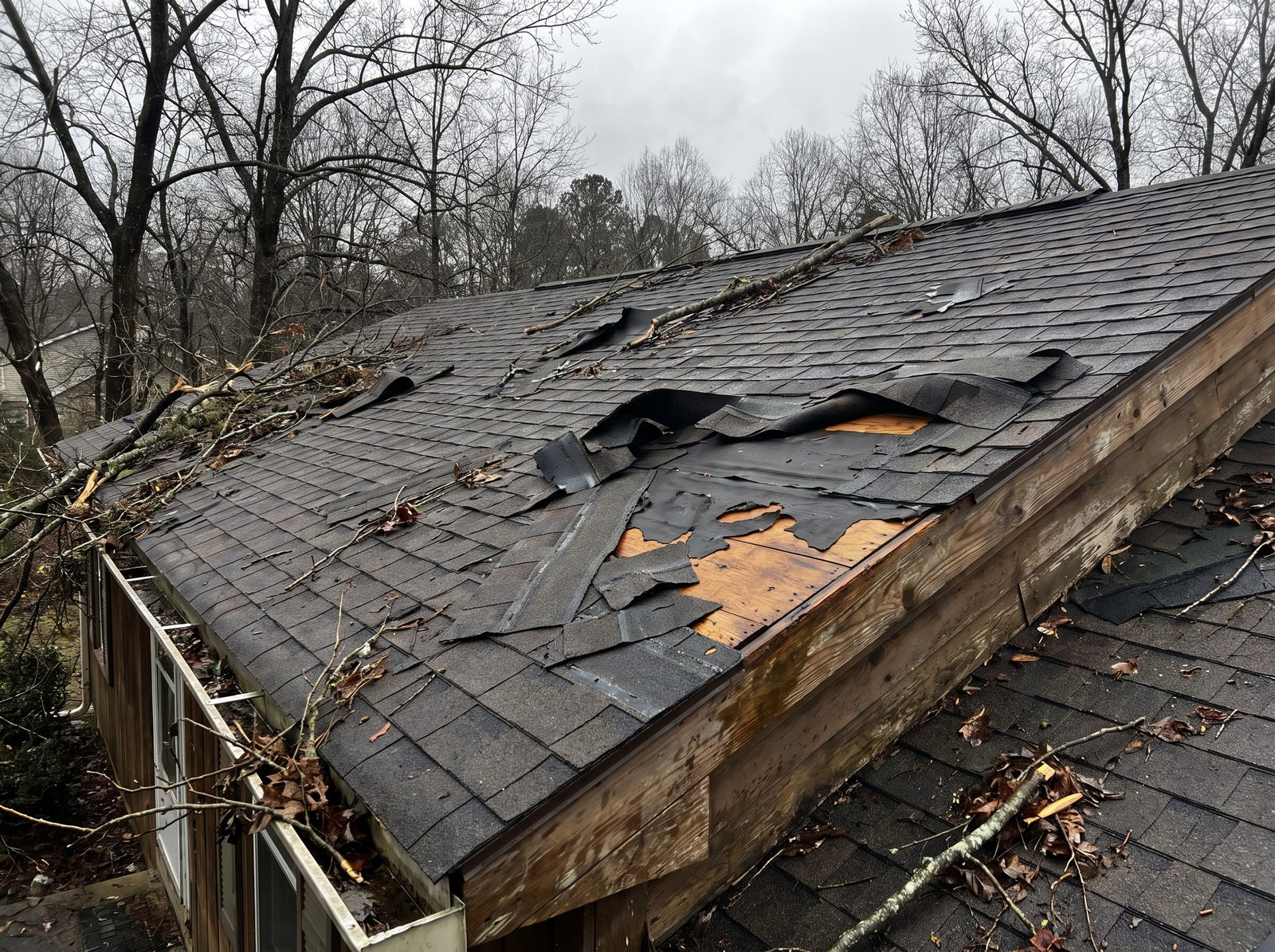 Storm-damaged roof in Bells (before)