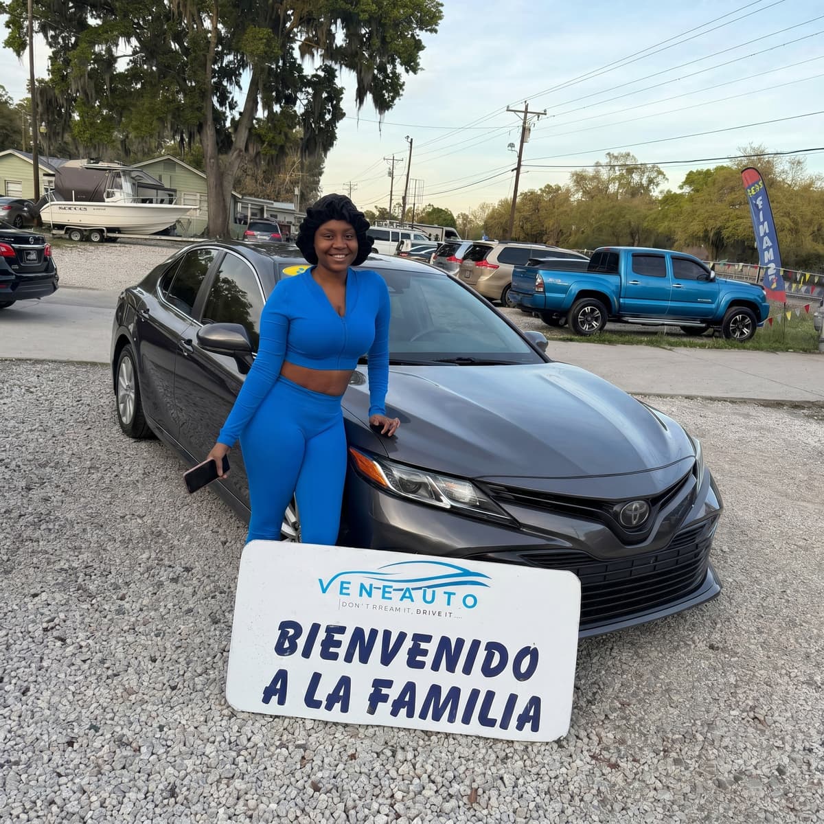 VENEAUTO customer receiving car keys in Gainesville