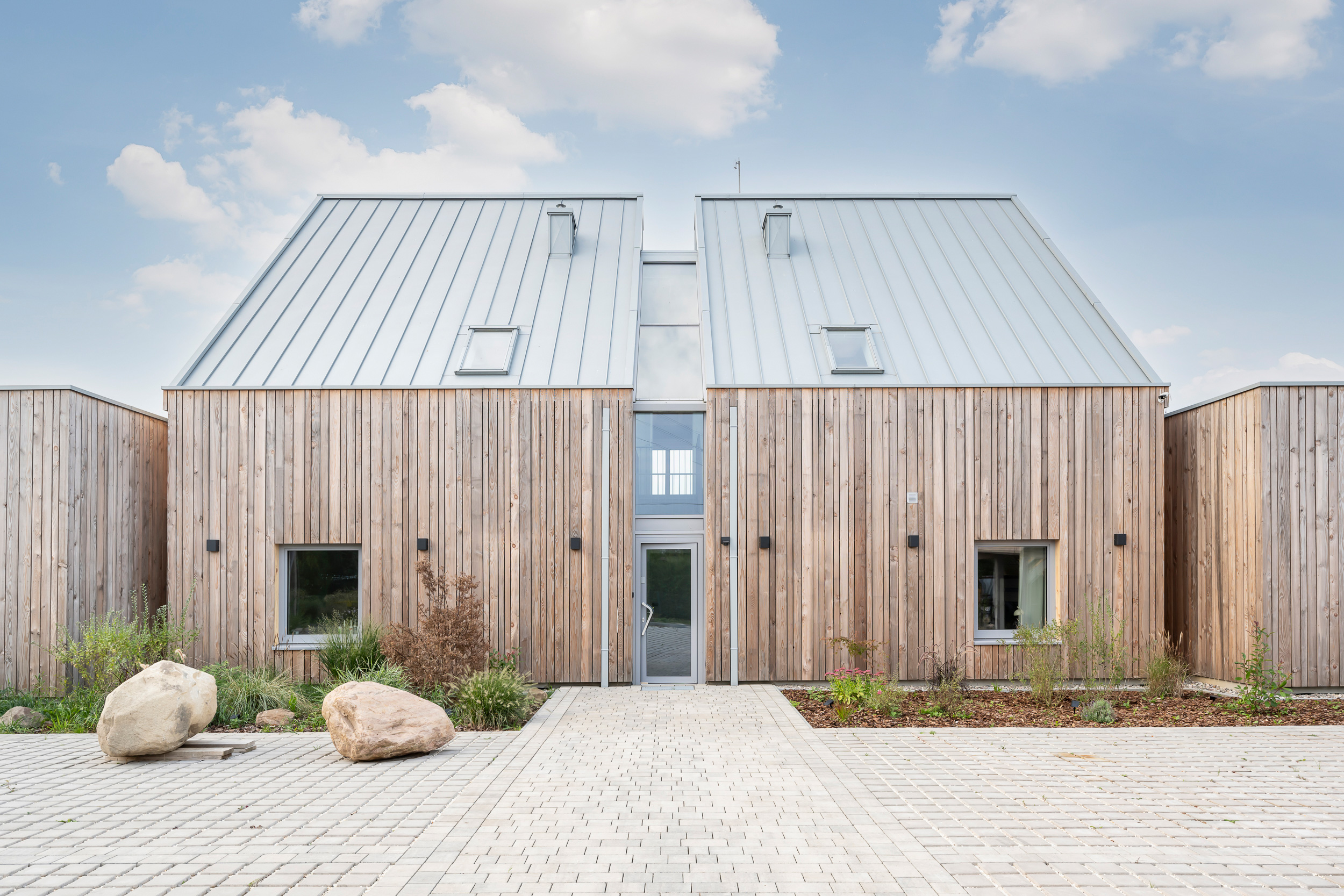 Außenansicht des Friedrichshofs mit Holzfassade