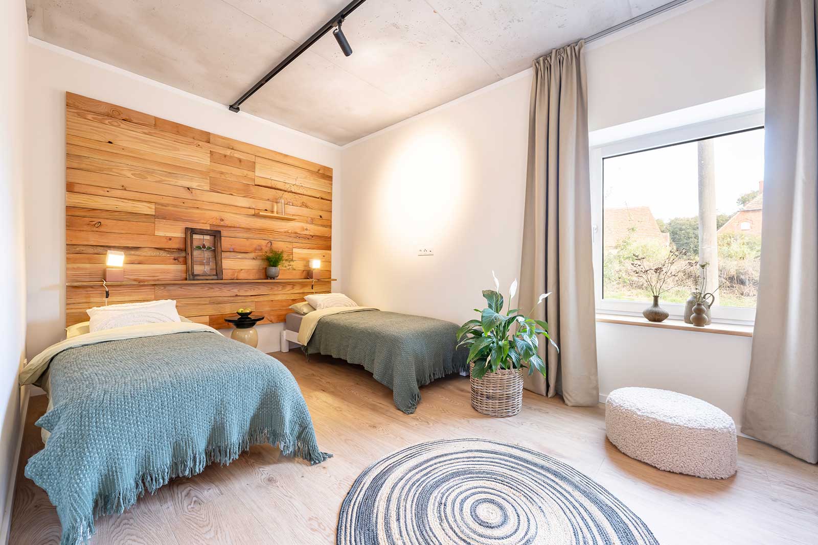 Zimmer mit zwei Betten und Holzwand