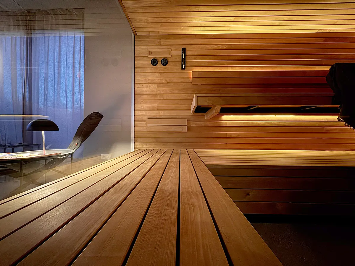 Sauna mit Holzbänken und warmem Licht