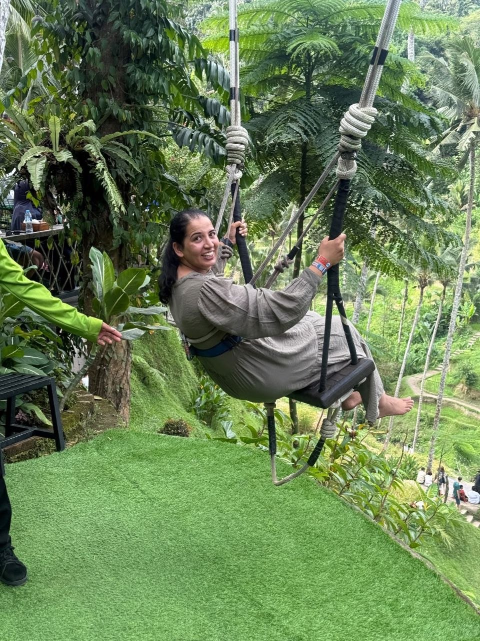 Irshi paa en huske i groen natur