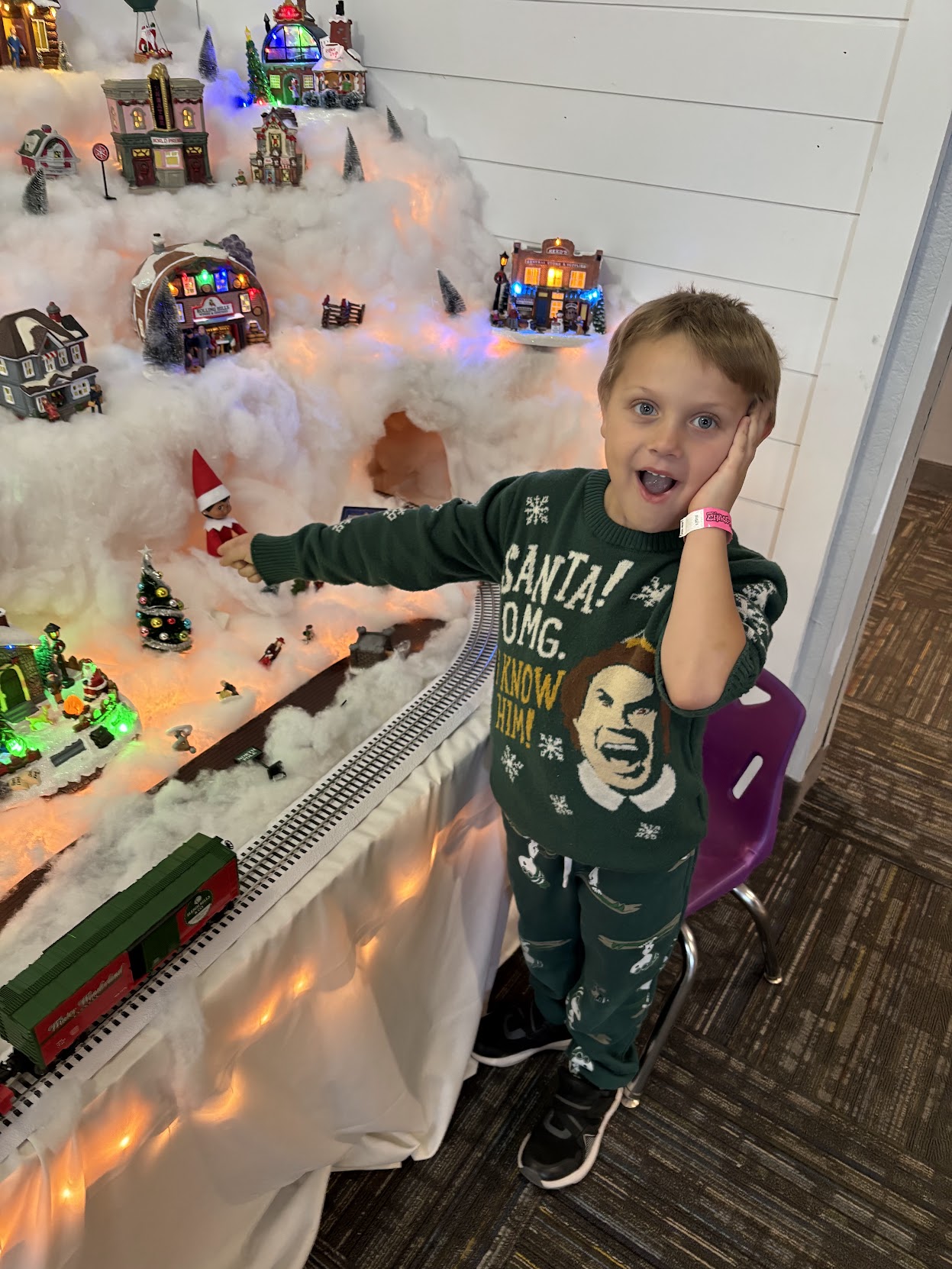 A child finding a shelf elf in the lobby at Metropolis Resort