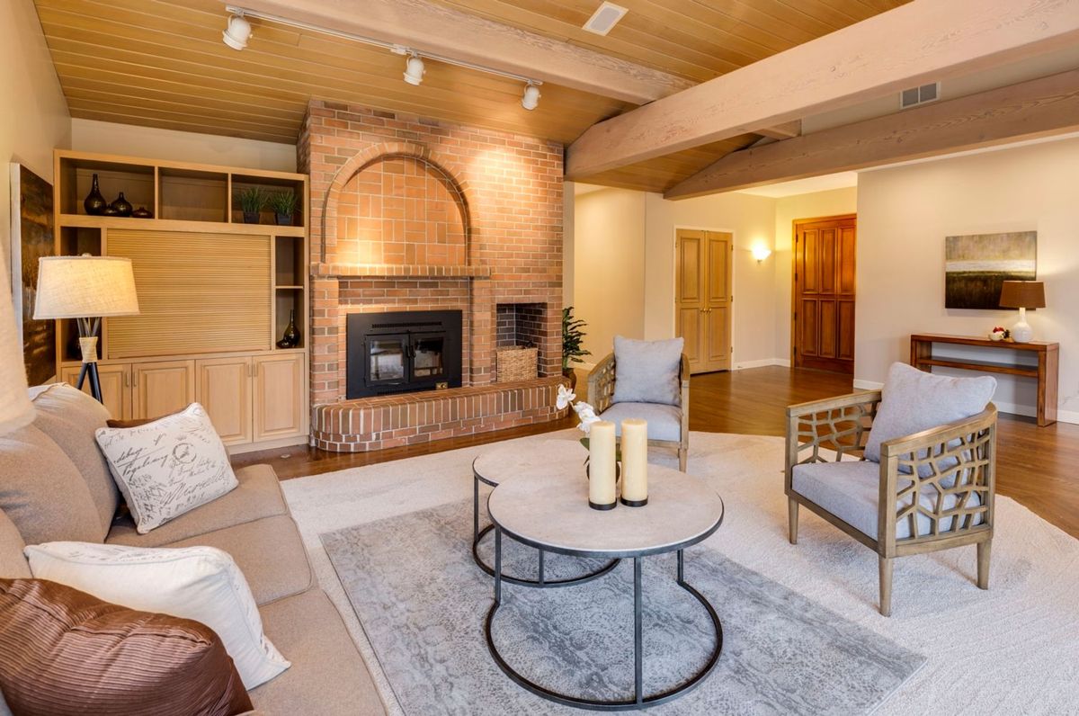Why 70s Homes Are Still Popular | Unique Architecture and Spacious Living