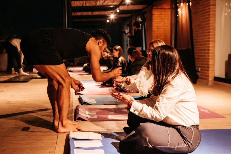 Daniel Junot en práctica de yoga en SURIANA