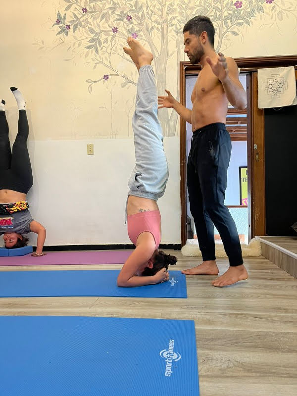Daniel Junot enseñando yoga en SURIANA