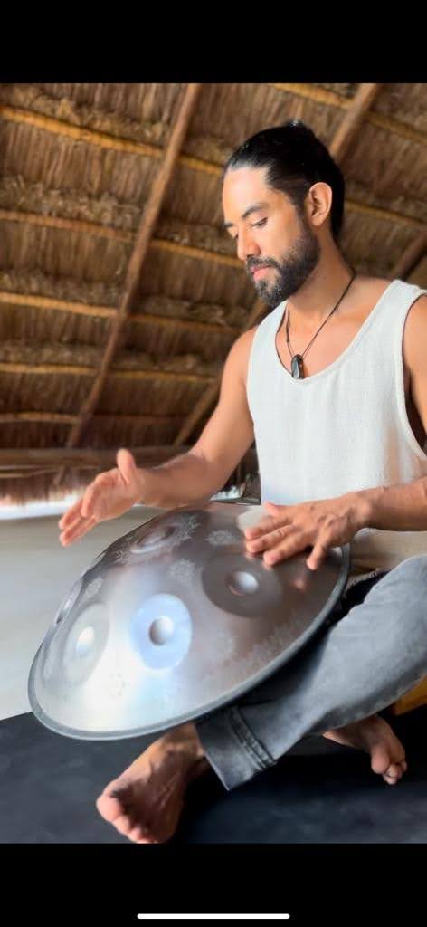Daniel Junot tocando el handpan