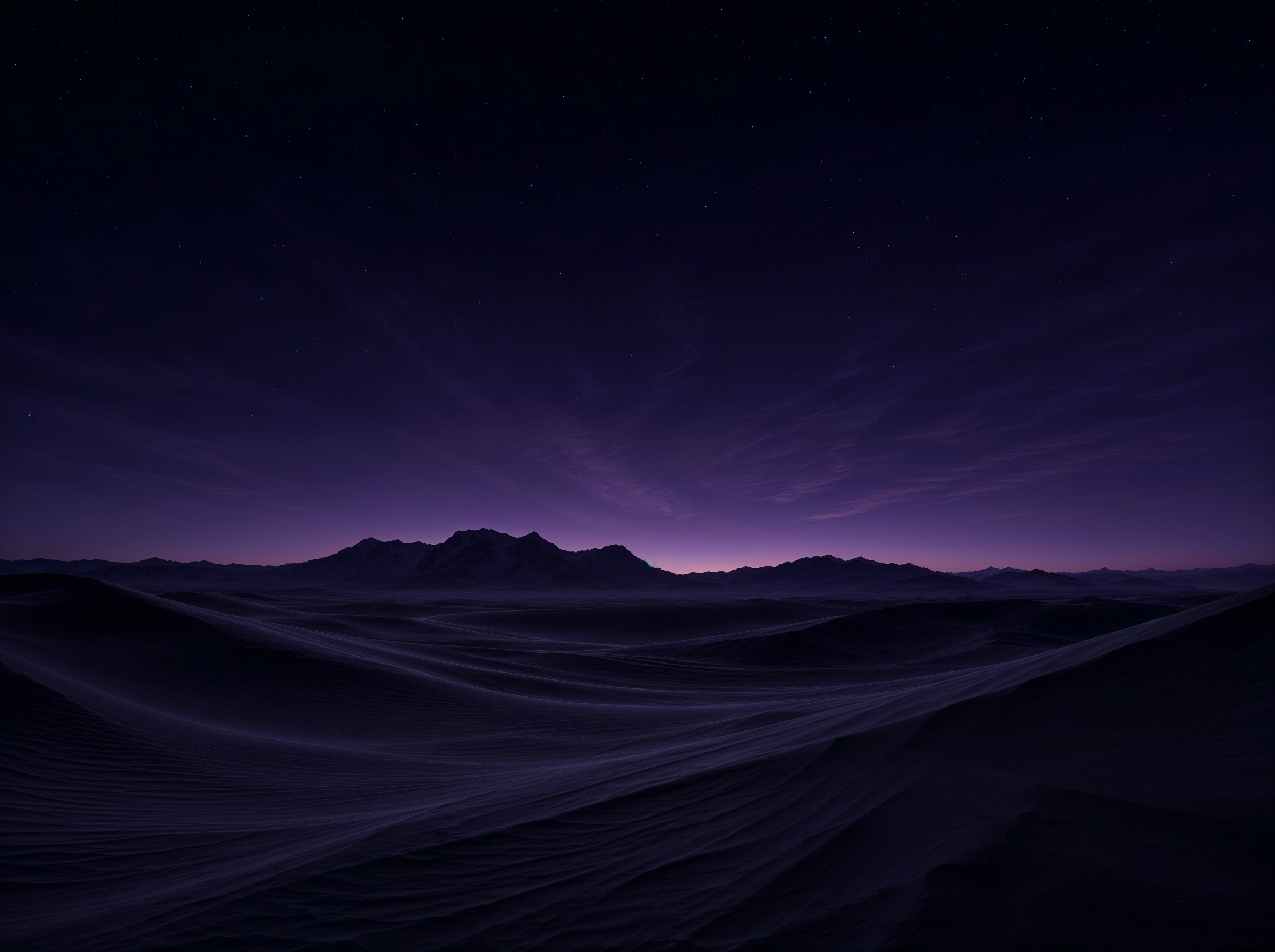 Duna de desierto al anochecer bajo un cielo violeta estrellado