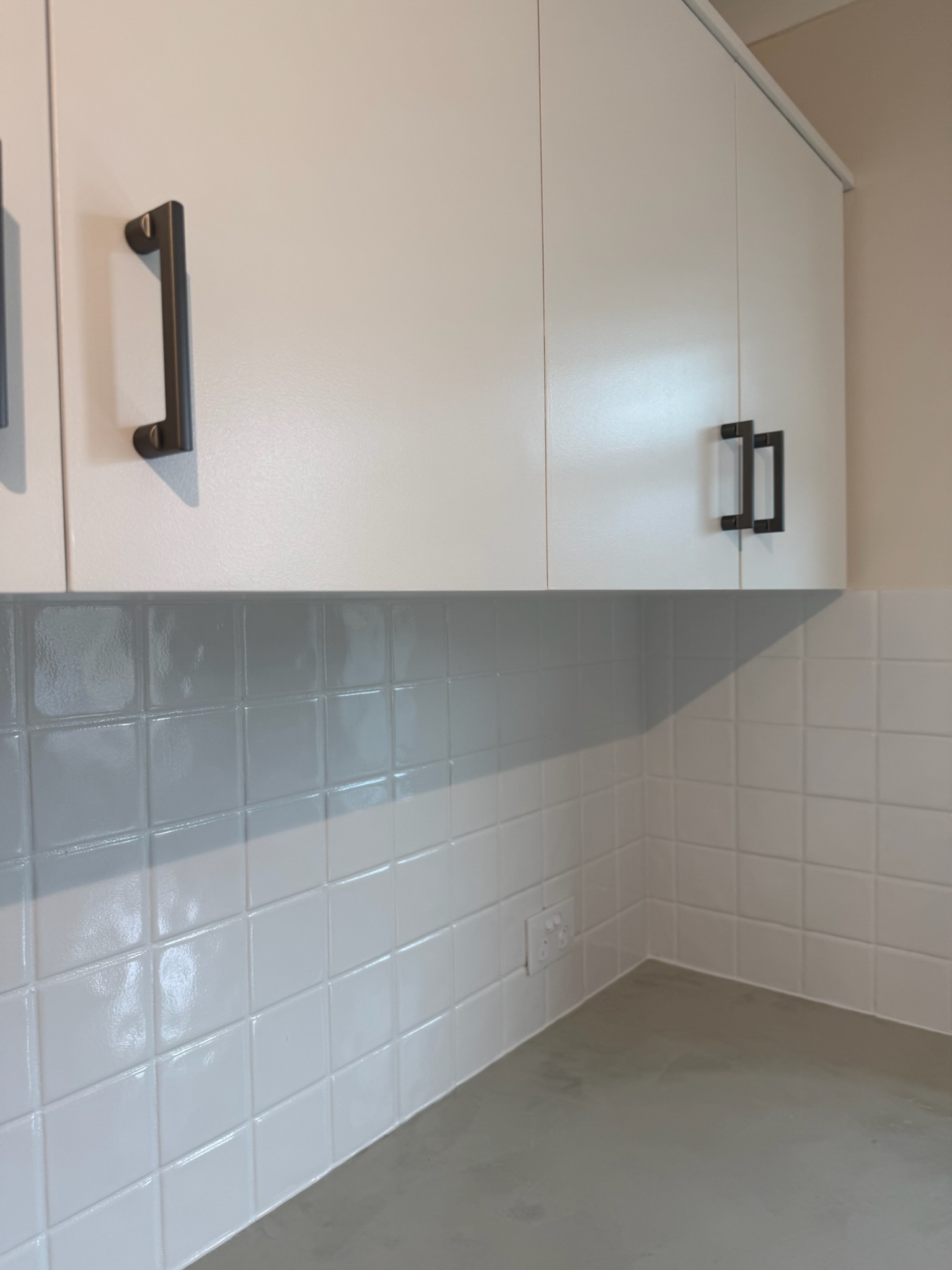 Wall tile resurfacing