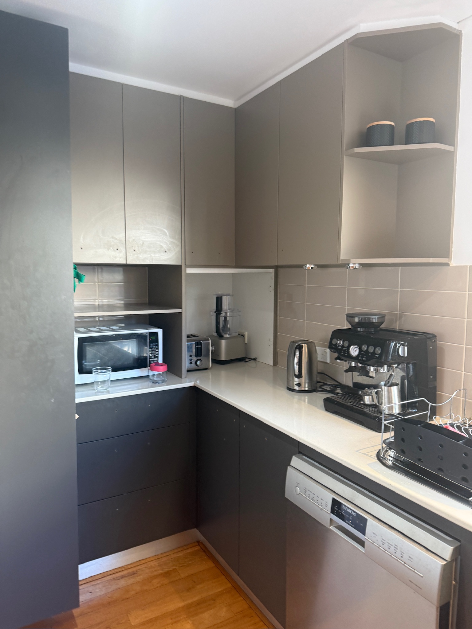 Wall tile resurfacing
