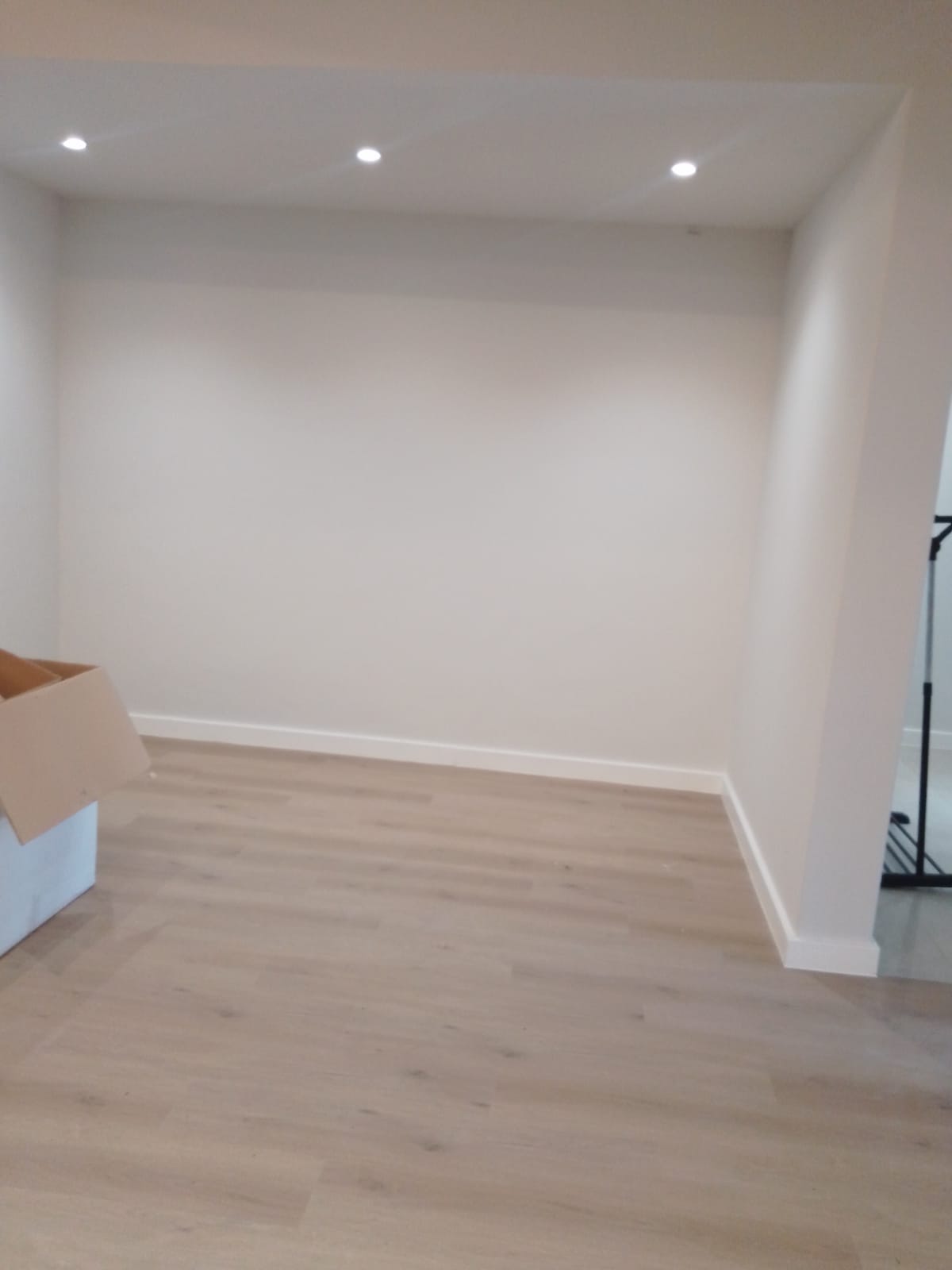 Bedroom laminated flooring