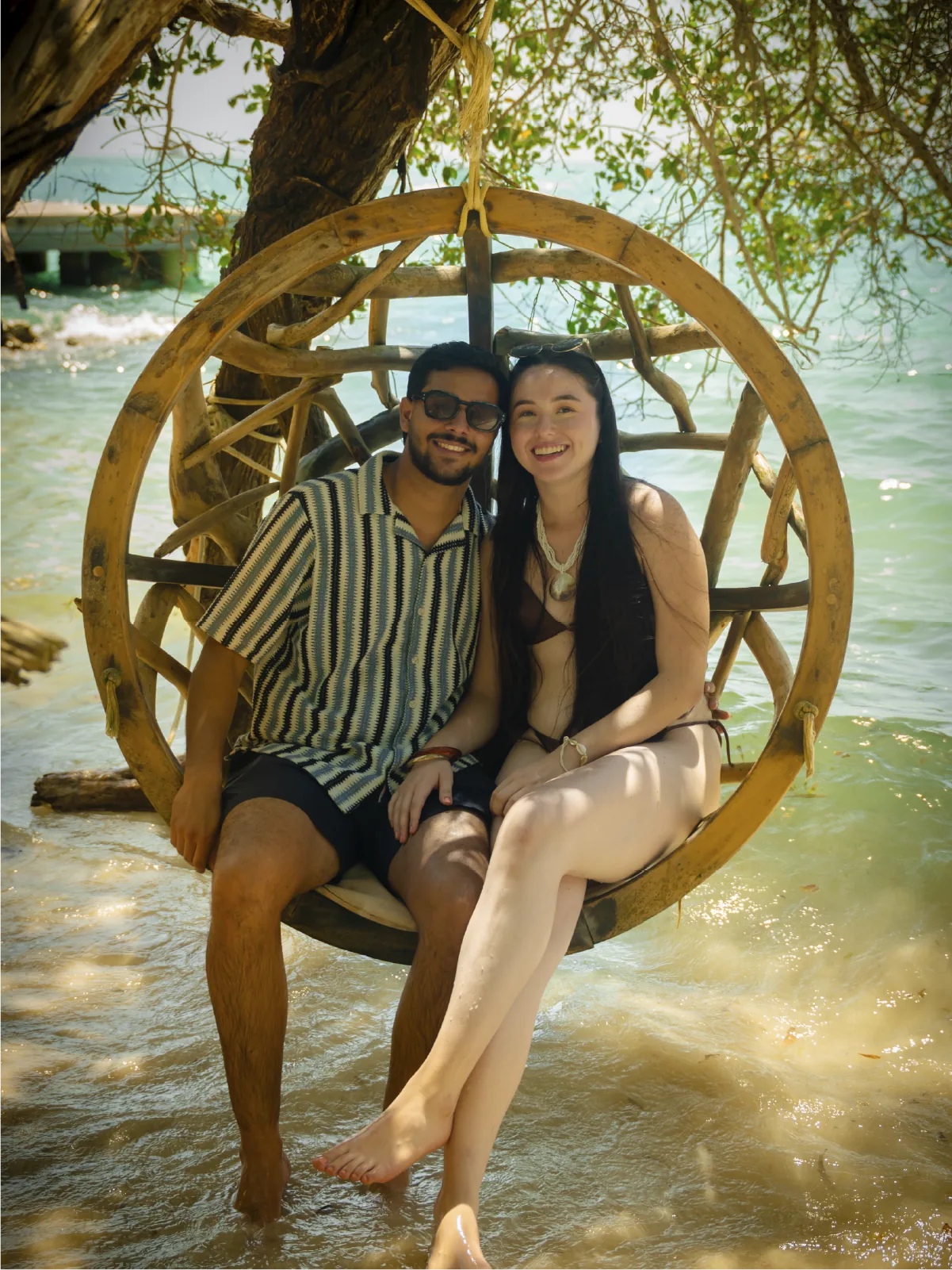 Visitantes disfrutando de PA’UE junto al mar Caribe