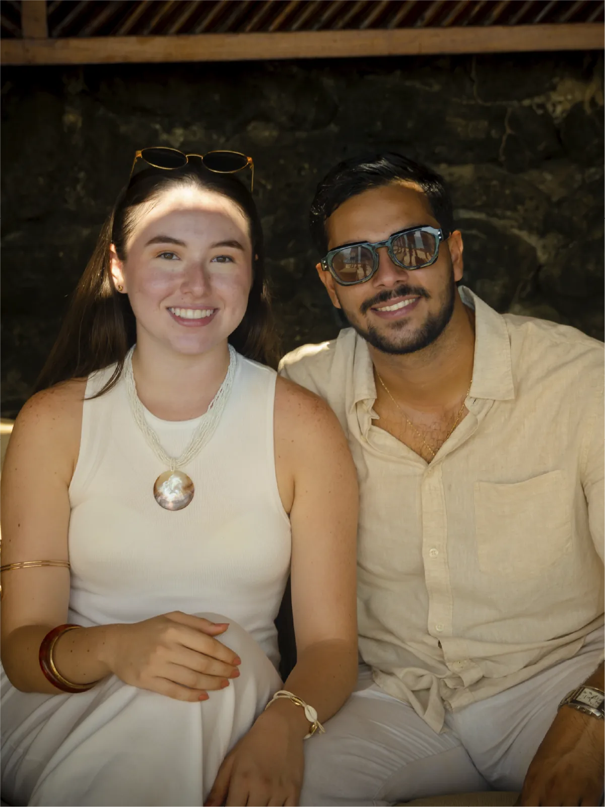 Mariage à destination et célébration dans un beach club insulaire près de Carthagène