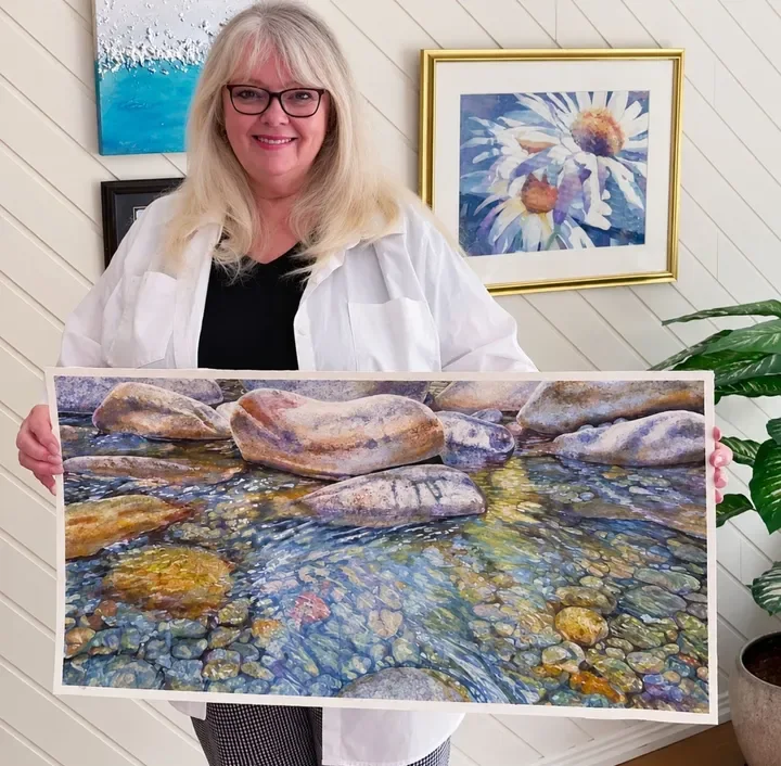 Helen Ramsay with a finished realistic watercolor painting