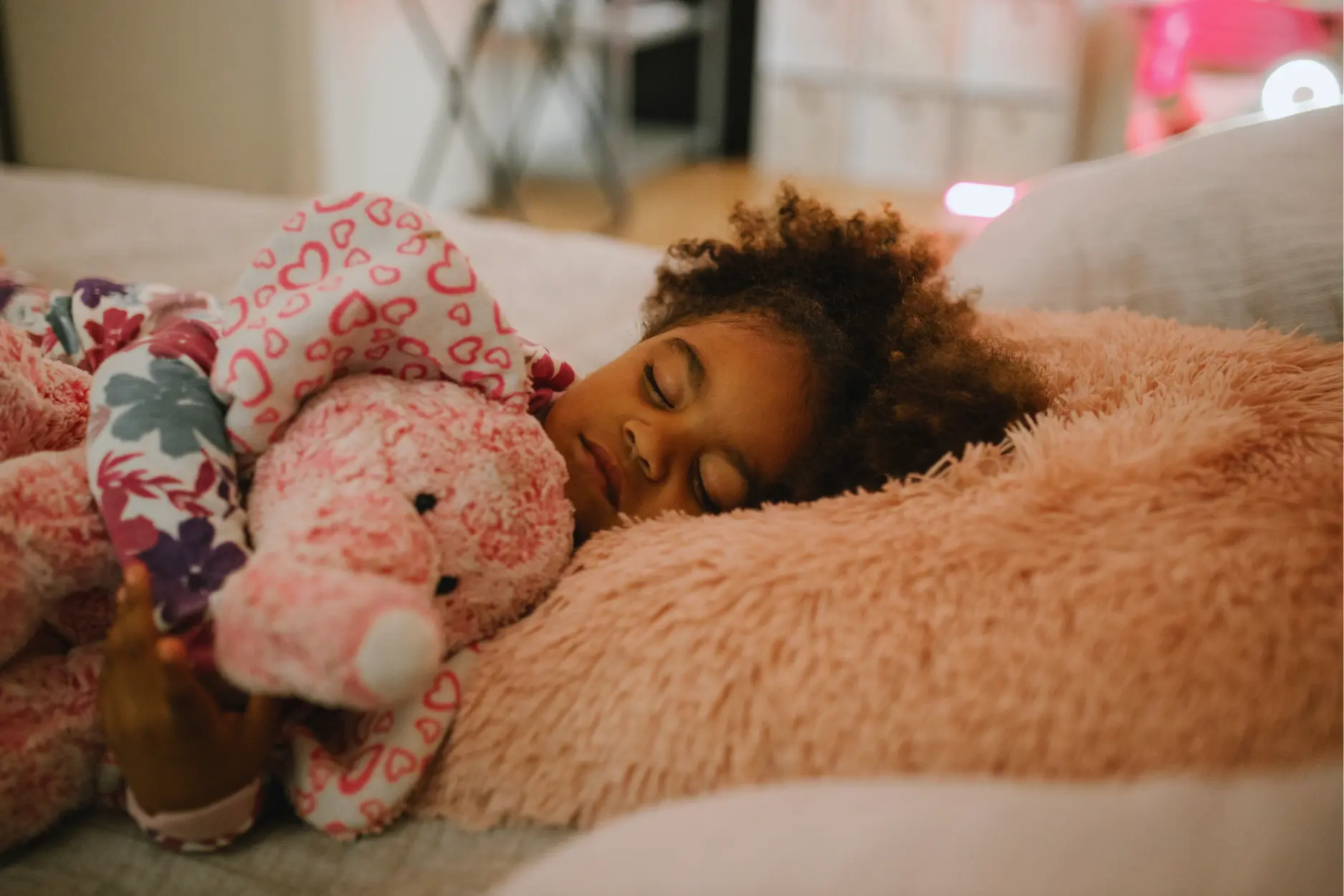 Kind liegt im Kinderbett und Atmet Hausstaub und Milbenkot ein