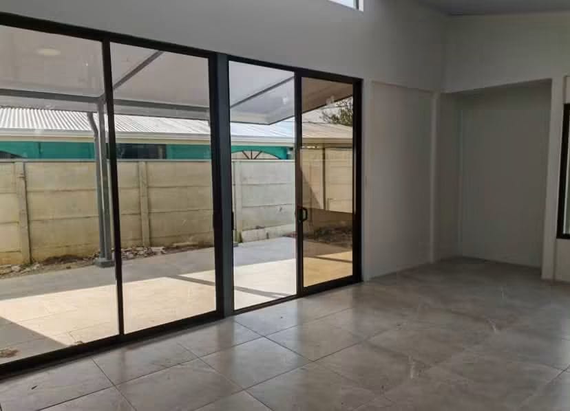 Remodelación con ventanales corredizos y acabados interiores